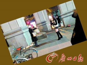 黑衣女拿著剪刀指著“保時(shí)捷女孩”。