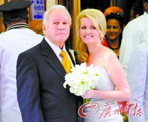 二00一年，埃德文和特里娜舉行婚禮。