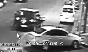 事發(fā)現(xiàn)場監(jiān)控錄像顯示，白圈內的被害人老丁，正在牧馬人越野車旁收費。 圖片來自電視截圖