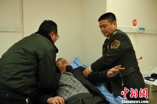 被“黑車”頂跑近5公里的執(zhí)法隊(duì)員周應(yīng)鑄被送至醫(yī)院急救?！￠Z成全　攝