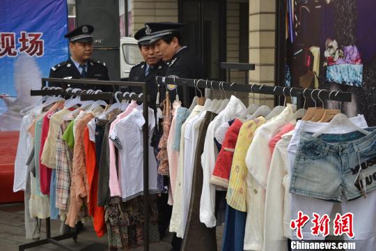 警方展示的部分被盜服裝。　宋立超　攝