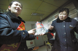 　車站人員在講述當(dāng)時(shí)情況，一桶5斤的白酒已被喝掉大半記者周杰攝