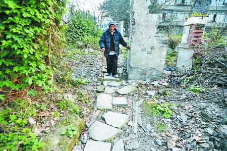 昨日，大渡口區(qū)，徐建高老人走在他鋪成的石子路上。 記者 張路橋 攝