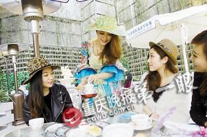 商家婦女節(jié)促銷招數(shù)多 半裸外國(guó)男模引千人圍觀 商家婦女節(jié)促銷招數(shù)多 半裸外國(guó)男模引千人圍觀