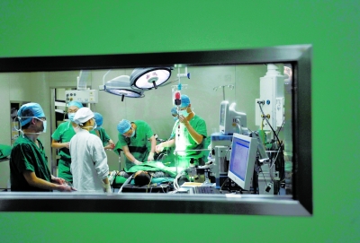 昨晚，醫(yī)生為小進(jìn)進(jìn)做截肢手術(shù)。