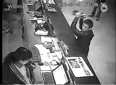 另一同行男子，操起柜臺(tái)上的擺件，用力砸向女服務(wù)員面部。