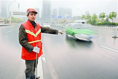 　肖慶旭師傅在事發(fā)地點(diǎn)講述經(jīng)過。記者李銳 攝