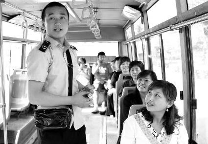 售票員楊振虎與文章長(zhǎng)得很像,乘客都覺(jué)得很好奇,