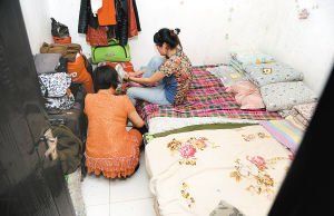 在米家崖一民房內(nèi)，母親蹲在地上幫身陷傳銷的女兒穿鞋，但遭到女兒拒絕