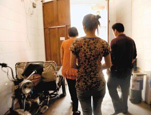 在眾人的勸說下，娟娟跟著爸媽走出了傳銷窩點(diǎn)