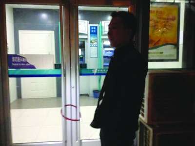 夏先生拿防盜鎖鎖了銀行門。