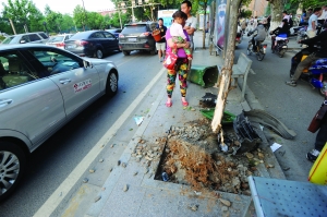 幸虧轎車(chē)撞到香樟樹(shù)上停了下來(lái),否則后果更嚴(yán)重。