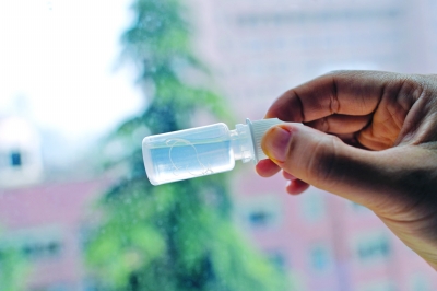 眼睛總發(fā)癢，1歲女童眼中挑出9條活蟲