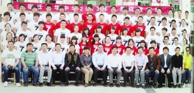 大家來找找，兩幅圖中有13人完全一致，你能找出來嗎？