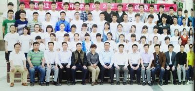 個不同班級的畢業(yè)照，前排除了最左邊一位老師外，完全一致。