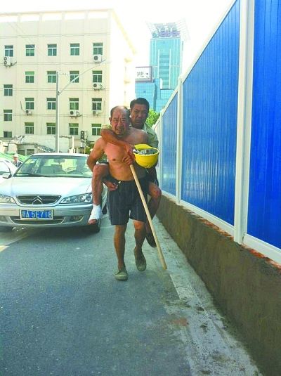 “謝謝，我們身上灰多，怕把車弄臟了”