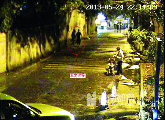 監(jiān)控視頻中（紅圈處），男子尾隨女學(xué)生試圖進(jìn)行猥褻。通訊員供圖