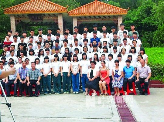 畢業(yè)照中間留出四個(gè)空位。