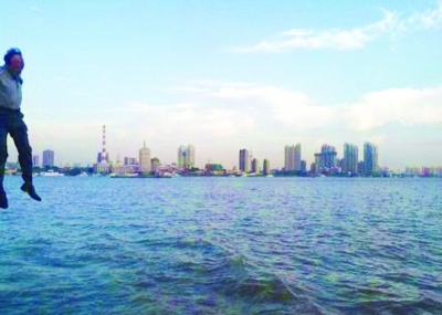 前晚，一名男子從輪渡上縱身墜入江中。@風(fēng)箏鍋發(fā)布