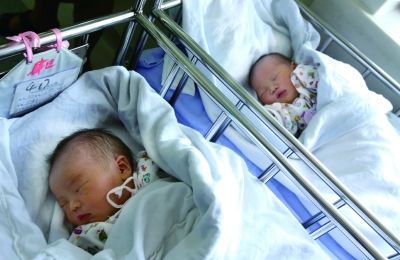 同一天出生的兩個寶寶，長的也很像。（左為男弟弟，右為女姐姐）