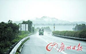 　當天事故發(fā)生的現場處于一個彎道，很多司機反映說來不及減速。