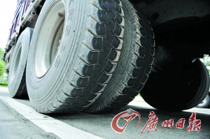 涉嫌碾過尸體的大貨車。