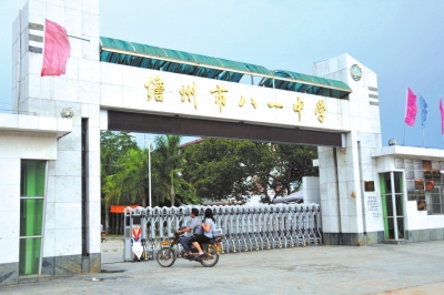 7月26日，海南儋州八一中學(xué)校門。新華社發(fā)