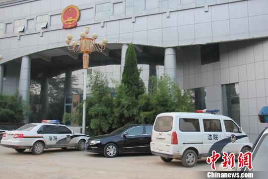 泊頭市人民法院院內仍停有無牌制式警車，涉事人員與記者沖突地點僅距法院不足50米。穆玉良 攝