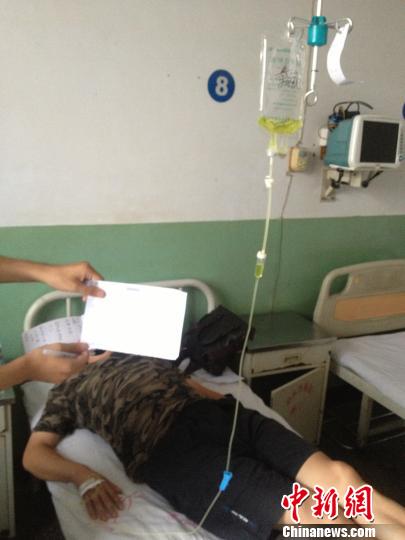 　被毆打記者正在當?shù)蒯t(yī)院接受治療，診斷顯示為腹股溝軟組織挫傷。穆玉良 攝
