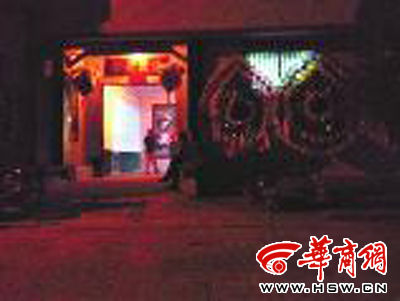 昨晚8時許，老人的大兒子的家正在辦喪事，屋外擺放著花圈 本報記者張超攝