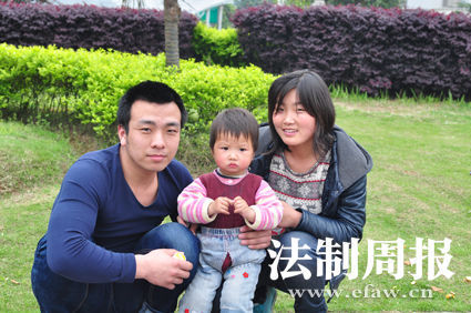 重獲自由后，張艷勝一家三口在一起