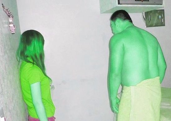 高雄黃姓男子(右)懷疑女友在“喇叭店”兼差，前往調(diào)查順便消費(fèi)時(shí)被警方逮個(gè)正著。(圖／東森新聞)