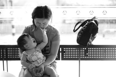 昨日，肯德基京廣中心店門口，姜女士提起跟養(yǎng)父母關系時落淚，懷中女兒笑著跟她玩。