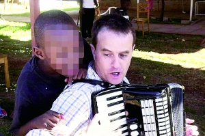 西蒙·伍德在教孩子唱歌，歡樂的歌聲掩蓋不住邪惡的目的。