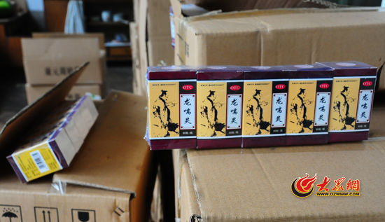 圖為民警現(xiàn)場(chǎng)被查獲的部分假藥。