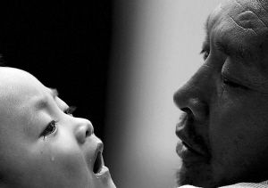 小憲揚(yáng)看著爺爺，眼角流下了淚水