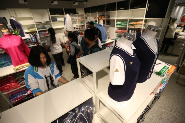 　9月12日，北京，十一學(xué)校在推出三大類、超過40款“最潮”校服，吸引學(xué)生搶購。