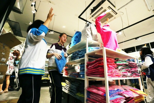 　9月12日，北京，十一學(xué)校在推出三大類、超過40款“最潮”校服，吸引學(xué)生搶購。