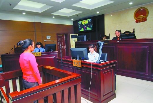    9月29日，萬州區(qū)人民法院，被告王桂娟（化名）在庭審現(xiàn)場。 重慶晨報(bào)記者 胡杰 實(shí)習(xí)生 黃敬坤 攝