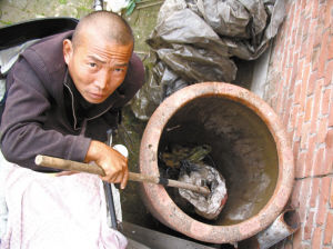 鄭艷良講述鋸腿經(jīng)過。本報記者 汪洋 攝