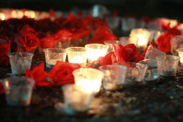 上海財(cái)經(jīng)大學(xué)蠟燭表白后被潑水現(xiàn)場 上海財(cái)經(jīng)大學(xué)蠟燭表白后被潑水現(xiàn)場