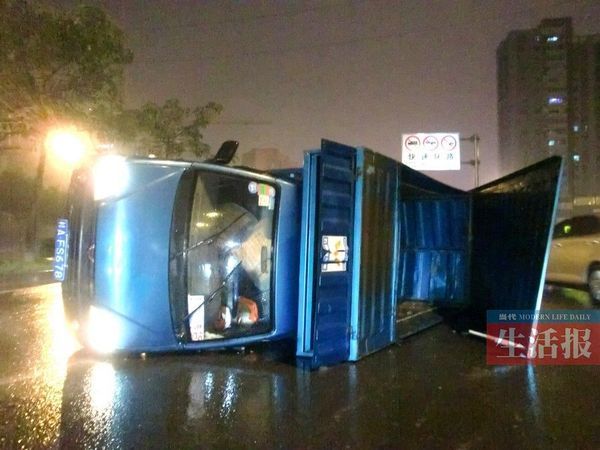 小貨車側翻現(xiàn)場。