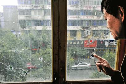 10月17日，朱先生家窗戶被擊穿。