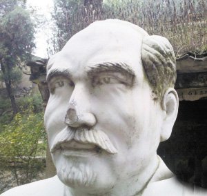 小廟前成了“塌塌鼻”的白求恩雕像。