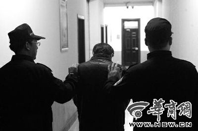 　昨日，西安市長延堡派出所，砍傷醫(yī)生的插隊患者已被警方控制 本報記者 張喆 攝
