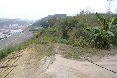 劉某被拋下地方6米處，是一處10多米深的懸崖。