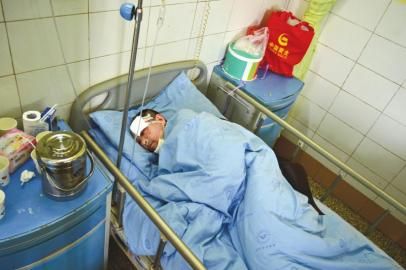 被拋棄荒野的傷者劉某在接受治療。