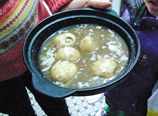 由于放置時(shí)間過久，鍋里的湯圓已經(jīng)非常大，湯圓皮上浮現(xiàn)很多白色物質(zhì)。