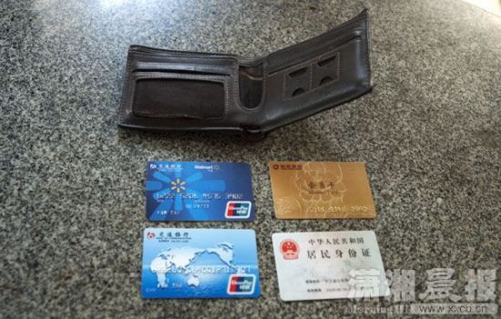 12月24日，長沙雨花區(qū)美聯(lián)天驕城，當(dāng)事人范先生展示小偷寄回的錢包、身份證和銀行卡。