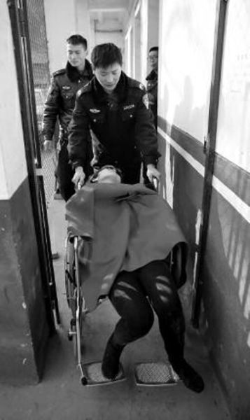 昨日，派出所民警帶女駕駛員賈某去醫(yī)院做檢查 記者 陳團(tuán)結(jié) 攝